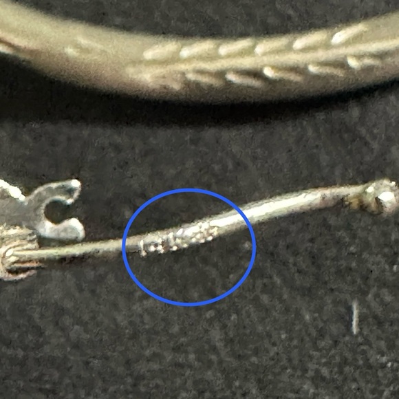 14K WG diamond etched hoops
Inner diameter 49.3mm or 2”
SOLID white gold - Picture 6 of 9